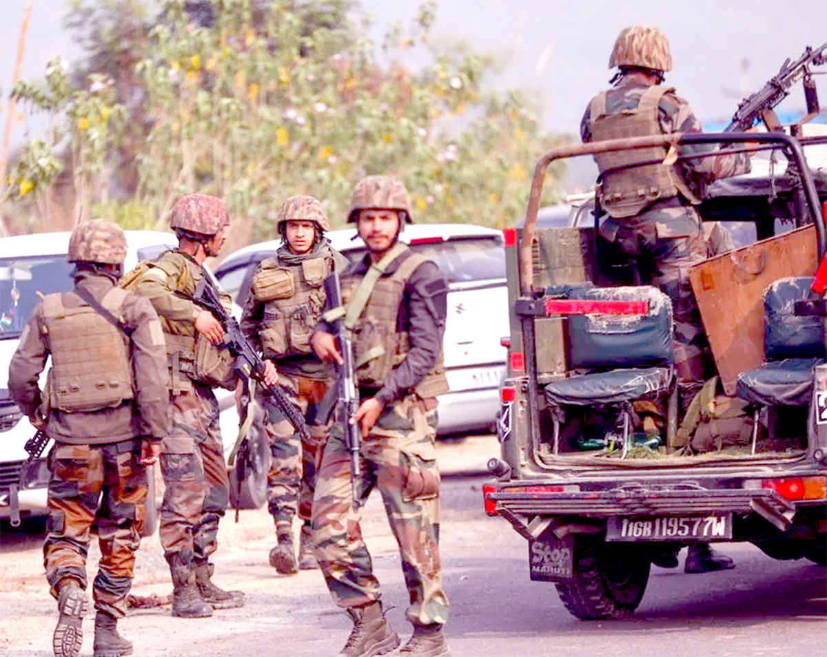 आतंकवादियों से मुठभेड़ में जेसीओ शहीद; किश्तवाड़ में 2 आतंकवादी मारे गए।